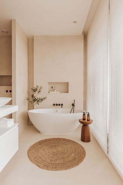 Keramiek wit vrijstaand ligbad. Matzwarte inbouw badkraan. Inbouw bad nis. Terracotta-look vloer en wandtegels. Main Bathroom Ideas, Pink Bathroom Decor, Restroom Design, Public Bathrooms, Bathroom Design Inspiration, Upstairs Bathrooms, Bathroom Design Luxury, Main Bathroom, Family Bathroom