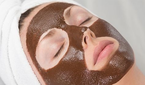 Chocolate brings glow and makes your skin look supple and soft. Try out these DIY chocolate face masks that can be easily made at home. Give it a try! Chocolate Spa, Avocado Face Mask Recipe, Chocolate Facial, Skin Peeling On Face, Chocolate Face Mask, Homemade Face Pack, Spa Food, Lip Scrub Recipe, Green Tea Mask