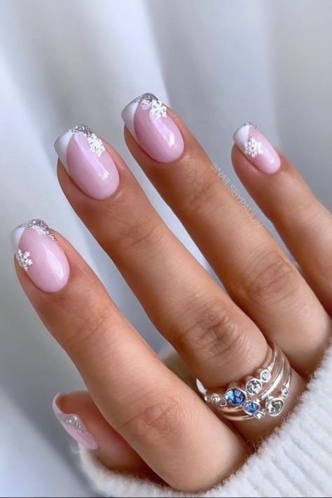 White tip french nails Nails 2023 Holiday, Christmassy Nails, Christmas Nails Glitter, Winter Nails Gel, Unghie Sfumate, Nagel Tips, Christmas Gel Nails, Makijaż Smokey Eye, Snowflake Nails