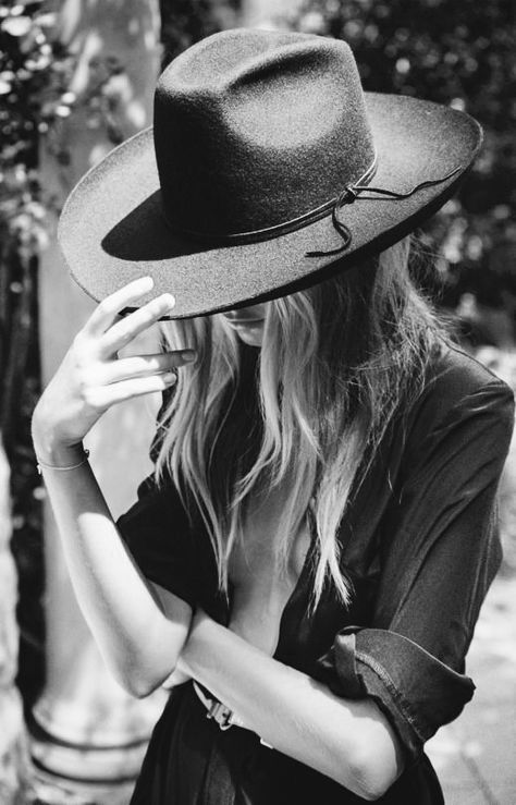 Types Of Hats For Women, Mode Country, Women Hats Fashion, Fashion Petite, Classic Hats, Foto Poses, Wearing A Hat, Women Street, Shooting Photo