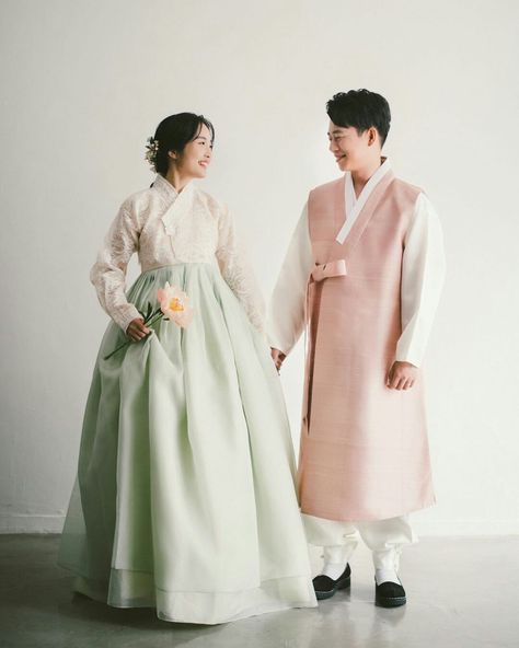 Korean Engagement Photos, Grandparents Photography, Hanbok Wedding, Hanbok Traditional, Korean Traditional Clothing, Korean Wedding Photography, Korea Dress, Bear Wedding, Korean Traditional Dress