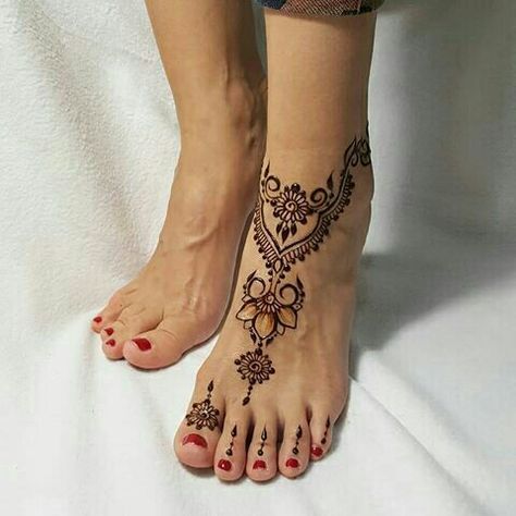 Henna Designs For Feet Simple, Foot Henna Simple, Easy Foot Henna Designs, Henna Designs On Foot, Henna Feet Designs Simple, Henna Tattoo Designs Foot, Henna Leg Designs, Feet Henna Designs Simple, Hip Henna