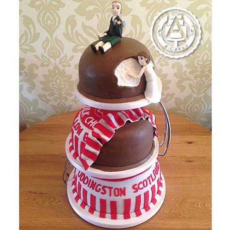 Tunnock's tea cake wedding cake Burns Night Crafts, Tunnocks Tea Cakes, Tea Cakes Southern, Apple Tea Cake, Chocolate Tea Cake, Cinnamon Tea Cake, Lemon Tea Cake, Wedding Cake Art, Green Tea Cake