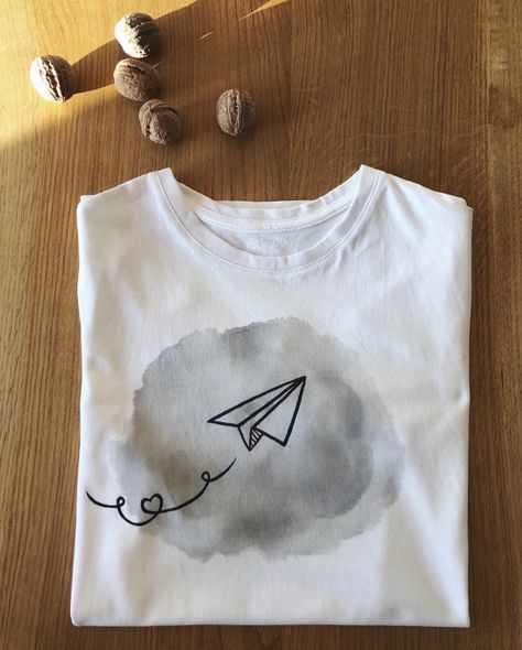 Painted T Shirts Ideas Design, Tshirt Painting For Men, Diy Painted Tshirt Ideas, White T Shirt Painting Ideas, Tshirt Drawing Ideas, Tshirt Painting Ideas Creative, Painted Tshirts Diy Ideas, Diy Tshirt Painting Ideas, Painting On Tshirts