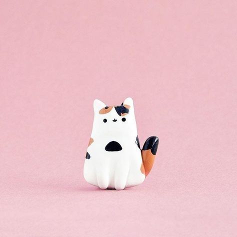 Fimo Cats Ideas, Mini Clay Cat, Diy Clay Cat, Cat Out Of Clay, Cat Clay Art, Clay Cat Easy, Polymer Clay Cats, Clay Cat Sculpture, Cat Polymer Clay