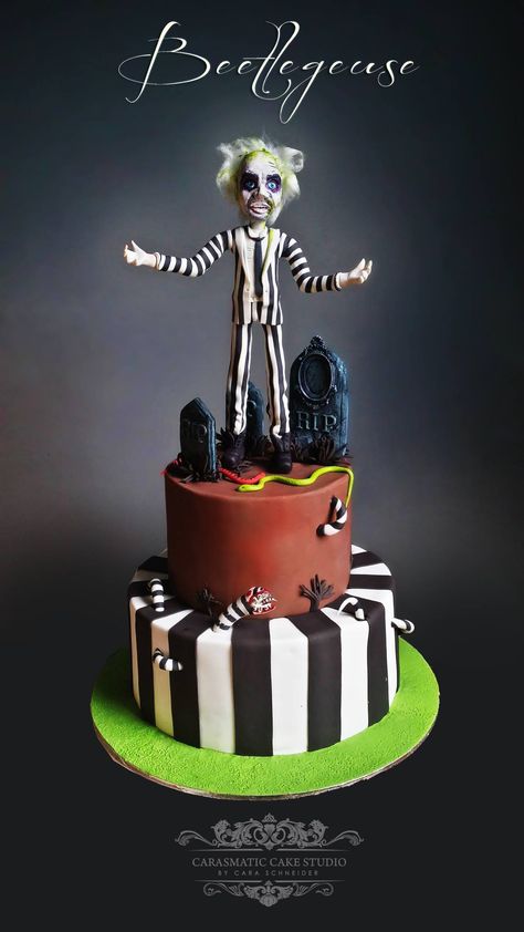 ❥ 80’s Baby | Beetlejuice Cake by Carasmatic Cake Studio Beetlejuice Cake, Halloween Torte, Cookie Recipes Decorating, Grave Stone, Anime Cake, Beetle Juice, Cookie Cake Recipe, Cake Studio, Just Cakes