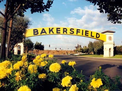 Lived in Bakersfield, CA when I was younger - you could actually walk across the sign - it was an enclosed bridge. Tehachapi California, Bakersfield California, Kern County, Culver City, World Cities, California Dreaming, Commercial Real Estate, Best Cities, All Pictures