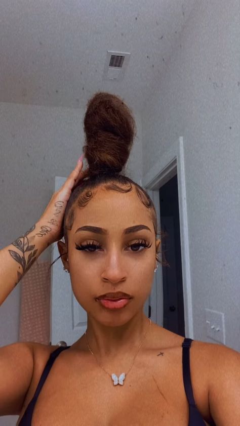 Low Bun Hairstyles, Beauty Hairstyles, Swag Girl Style, Natural Curls Hairstyles, Back Tattoo Women, Hair Ponytail Styles, Business Hairstyles, Ponytail Styles, Baddie Hairstyles