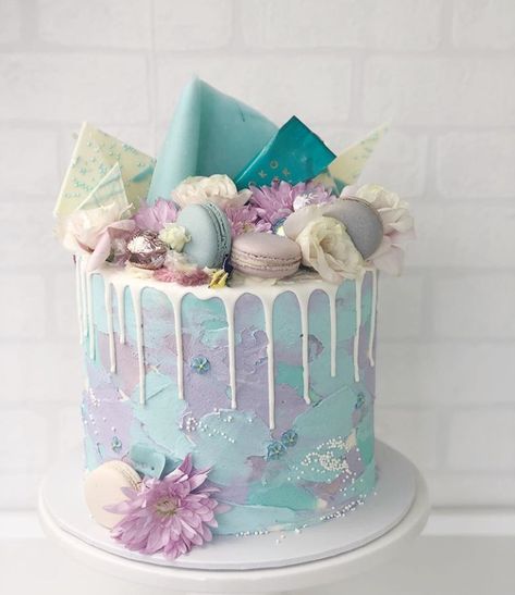 20 Fabulous Drip Cakes Inspiration - Find Your Cake Inspiration Gökkuşaği Pasta, Birthday Drip Cake, 14th Birthday Cakes, Candy Birthday Cakes, Purple Cake, Cake With Flowers, Cakes Inspiration, Macaron Cake, Fabulous Cakes