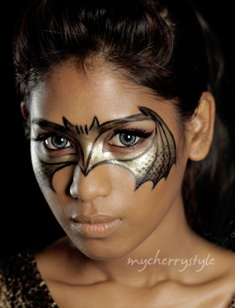 "Bat Your Eyes" makeup tutorial inspired by The Dark Knight Rises! Bat Eyeliner, Bat Makeup, Maquillage Halloween Simple, Cat Halloween Makeup, Halloween Make-up Looks, Bat Costume, Eyeliner For Beginners, Great Halloween Costumes, Cool Halloween Makeup