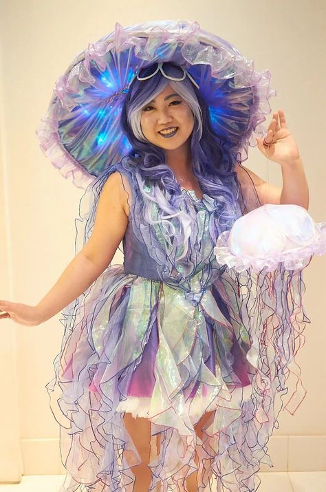 Jelly Fish Dress Costume Ideas, Diy Jellyfish Costume Women, Halloween Costumes Jelly Fish, Jelly Fish Costume Women, Jelly Fish Rave Outfit, Jellyfish Halloween Costume Diy, Jelly Fish Inspired Outfit, Under The Sea Theme Costume, Jellyfish Diy Costume