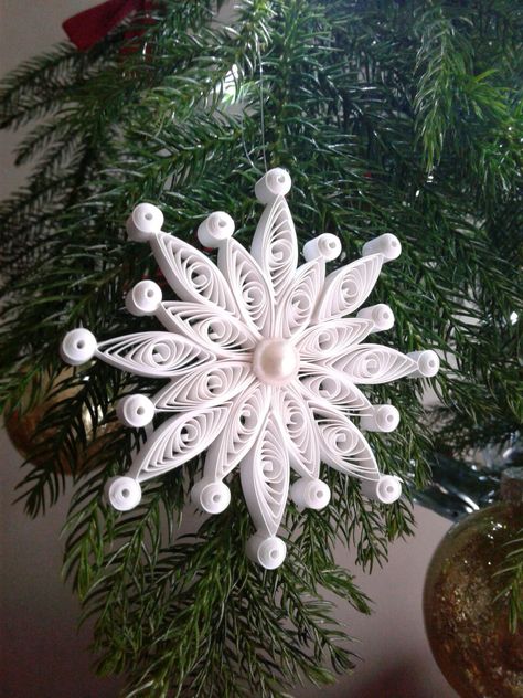 Snowflake / Paper Quilling Snowflake Paper, Christmas Quilling, Christmas Snowflakes Ornaments, Origami And Quilling, Paper Quilling Jewelry, Quilling Work, Desain Quilling, Quilling Christmas, Quilling 3d