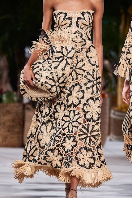 Little Treasures: Crochet on the Runway - Spring / Summer 2020 Stil Boho, Detail Photos, To Wear, Vestidos Vintage, British Vogue, Vogue Fashion, Fashion 2020, Knit Fashion, Crochet Fashion