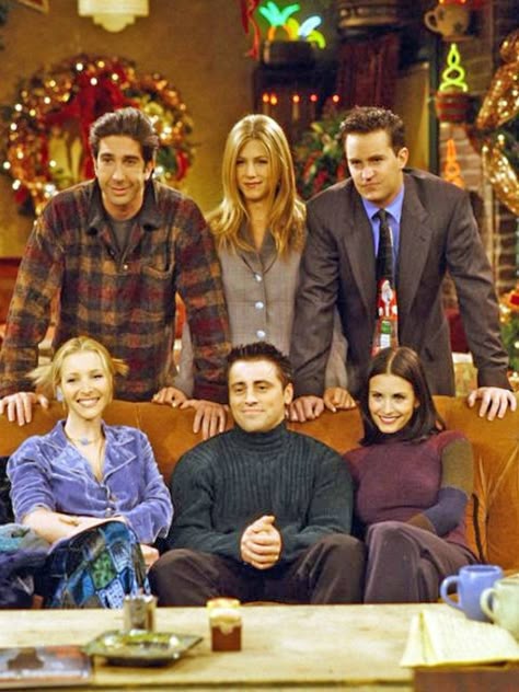 Friends Cast on set during Christmas. Cast Of Friends, Friends 1994, Matt Leblanc, Friends Tv Series, Friends Cast, Ross Geller, Joey Tribbiani, Friends Moments, Friends Series