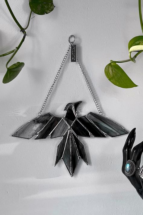 RAVEENA.- Stained glass wall hanging.- Statement raven design.- 12cm hanging chain.- Width 20cm / 7.9"- Height 12cm / 4.7"With KILLSTAR branding, Main Body:100% Glass, Material 2: 40% Tin, 20% Copper, 20% Iron, 20% Zinc.For decorative use only. Fixtures and fittings not included. Imported. Stained Glass Bird Bath, Dream Catcher Stained Glass Pattern, Stained Glass Sunburst, Scrap Glass Projects, Goth Stained Glass Art, Halloween Stained Glass Ideas, Simple Stained Glass Designs, Stained Glass Ornaments Christmas, Cat Stained Glass Pattern