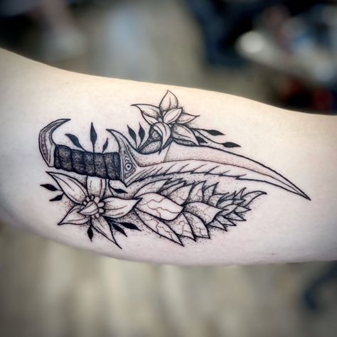 skyrim tattoo, dark brotherhood blade of woe Skyrim Flowers Tattoo, Dark Beautiful Tattoos, Skyrim Dark Brotherhood Tattoo, Tattoo Ideas Dark Aesthetic, Elder Scrolls Tattoo Ideas, Alduin Skyrim Tattoo, Dark Brotherhood Tattoo, Dark Aesthetic Tattoo Ideas, Skyrim Dragon Tattoo