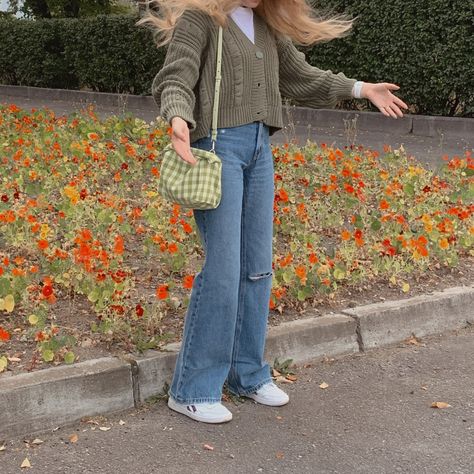 Orange Cardigan Outfit Aesthetic, Green Cardigan Outfit Fall, Green Cardigan Outfit Aesthetic, Oversized Pants Outfit, Orange Cardigan Outfit, Short Cardigan Outfit, Boho Crochet Sweater, Green Summer Outfit, Green Jeans Outfit