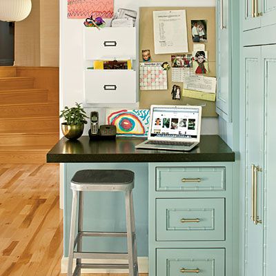 Perfect Little Kitchen Workstation Kitchen Office Nook, Modern Family Kitchen, Kitchen Desk Areas, Command Center Kitchen, Desk Nook, Kitchen Desks, Kitchen Desk, Office Nook, Casa Country