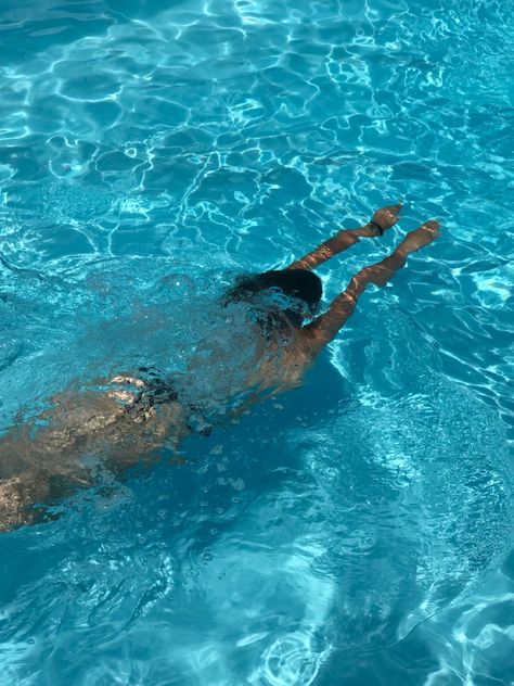 Swimming In Pool Aesthetic, Swim Girl Aesthetic, Nadar Aesthetic, Diving Into Pool, Swimming Pool Aesthetic, Swimming In The Pool, Swimming Pictures, Swimming Women, Pool Photography