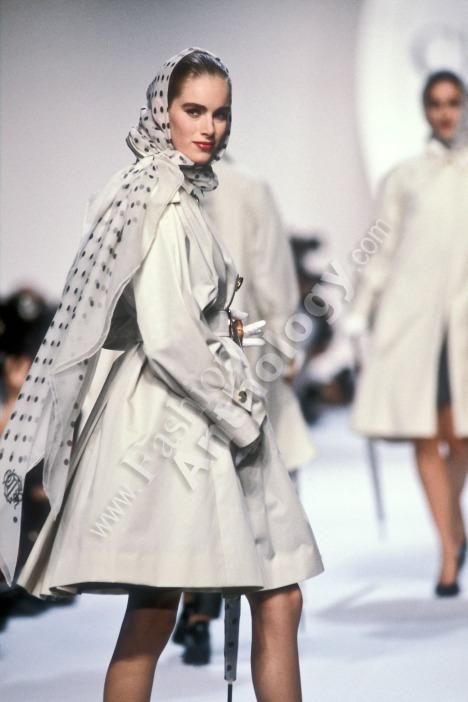 Christian Dior Runway Show SS 1990 90s Runway Fashion Dior, Vintage Chanel Outfit, Christian Dior Fashion Show, 1999 Fashion, Christian Dior Runway, Dior Runway, 1980 Fashion, Dior Fashion Show, High Fashion Runway