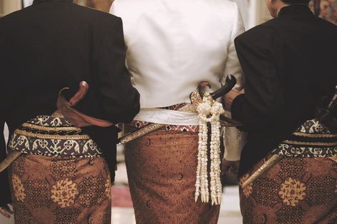 Nikahan Adat Jawa, Pose Pengantin, Javanese Wedding, Brown Denim Jacket, Adat Jawa, Groom Photoshoot, Foto Wedding, Paper Ring, Luxury Wear