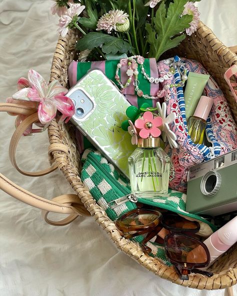 Gift Basket Aesthetic, Belly Summer, Packing Aesthetic, Summer Basket, Aesthetic Era, Jelly Cat, Reconnect With Nature, Inside My Bag, Themed Gift Baskets