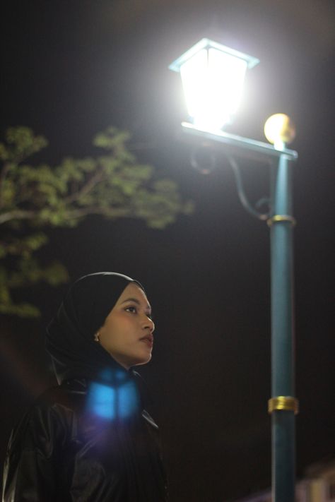 Poses Under Street Light, Street Lights Photoshoot, Cinematography Photoshoot, Fall Academia, Night Street Photography, Night Photoshoot, Foto Inspo, Rim Light, Night Street