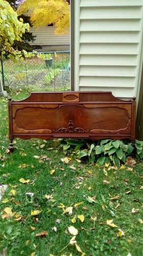 Need ideas for repurposing an antique footboard Repurposed Footboard Ideas, Footboard Repurpose, Footboard Ideas, Mahogany Bed, Bed End, A Photo, Bench, Recycling, Wall Hanging