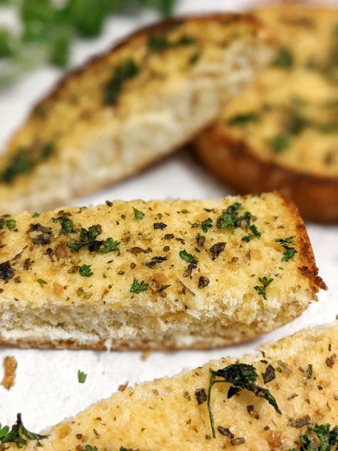 A quick and easy homemade Garlic Bread made with Hamburger Buns! Crunchy, garlicky and buttery, this is the perfect emergency recipe to satisfy your garlic bread cravings. Bun Garlic Bread, Easy Homemade Garlic Bread, Super Low Calorie, Mustard Cream Sauce, Hamburger Bun Recipe, Make Garlic Bread, Easy Burgers, Homemade Garlic Bread, Easy Hamburger