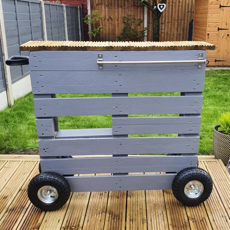 BBQ trolley made from an old pallet, decking board cut offs and an old garden fork handle. Pallet Bbq Station, Bbq Trolley, Pallet Trolley, Bbq Stand, Pallet Deck, Grill Cart, Old Garden, Diy Bbq, Cabin House