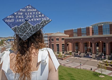 A Court of Thorns and Roses inspired graduation cap “To the stars who listen and the dreams that are answered” Library Graduation Cap, Acotar Graduation Cap, Bookish Graduation Cap, Star Graduation Cap, Caps Decoration, College Grad Cap Ideas, Grad Cap Decorated, Grad Hat, College Graduation Cap Decoration