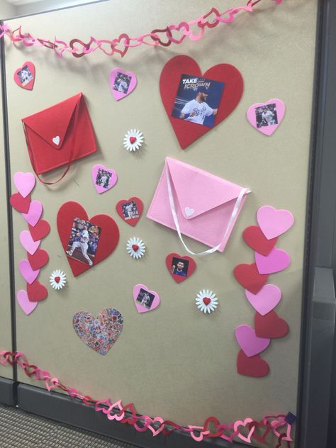 Cubicle Valentines Day Decor, Valentine’s Day Cubicle Decor, Valentines Day Cubicle Decorations, Valentines Cubicle Decorations, Valentines Cubicle, Valentine Office Decor Work Spaces, Valentines Day Decor Outdoor, Valentines Drinks Alcoholic, Office Valentines