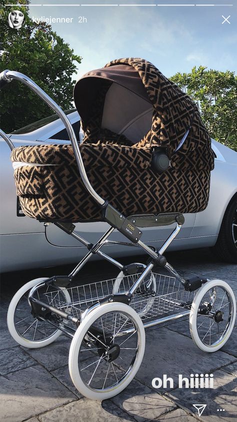 Kylie Jenner Matched Her Entire Outfit to Stormi's Stroller and It's Honestly Iconic Fendi Stroller, Quinny Stroller, Baby Preparation, Luxury Baby Clothes, Buty Marki Nike, Best Baby Strollers, Baby Gadgets, Baby Momma, Baby Swag