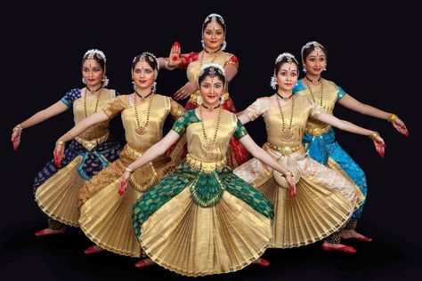 Bharatanatyam Costume, Art Of Dance, Indian Classical Dancer, Modern Dans, Bharatanatyam Poses, Dance Of India, Dance Crafts, Indian Classical Music, Indian Classical Dance