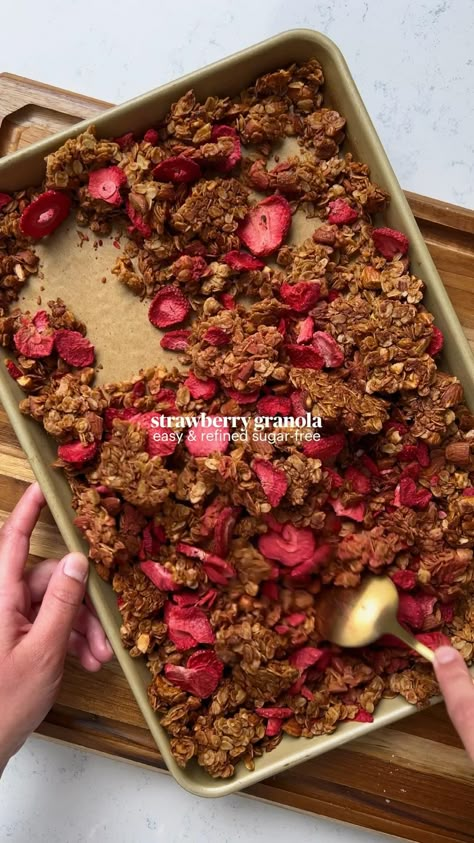 Cereal Recipes Homemade, Granola Recipe Healthy, Granola Recipe Homemade, Strawberry Almond, Almond Granola, Healthy Sweet Snacks, Granola Healthy, Granola Recipe, Granola Recipes