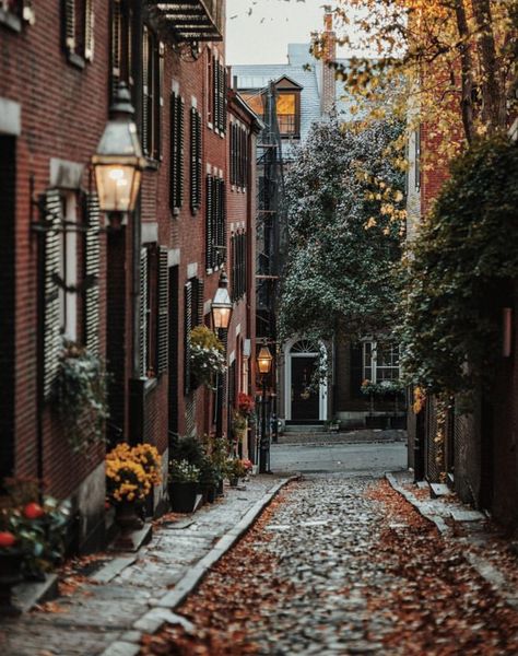 𝓥𝓪𝓵𝓮𝓷𝓽𝔂𝓷𝓪 𝓗𝓸𝓵𝓵𝓸𝔀𝓪𝔂 on X Beacon Hill Boston, First Day Of Autumn, Boston Travel, Travel House, Autumn Scenes, Fall Pictures, Best Seasons, Cozy Vibes, Autumn Cozy