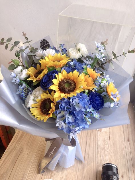 Blue Flowers With Sunflowers, Sunflower With Blue Flowers, Blue And Yellow Flower Bouquets, Flower Arrangements With Sunflowers, Masculine Flower Arrangements, Sunflower Bouquet Aesthetic, Blue And Yellow Bouquet, Flower Boquettes, Flower Bouquet Sunflower