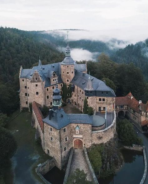 Castle & Architecture World | Lauenstein Castle is a former hill castle that is now in ruins | Facebook Castle By The Ocean, Hilltop Castle, Castle In The Woods, Hill Castle, Castle Architecture, American Castles, Building Art, By The Ocean, Sea Level