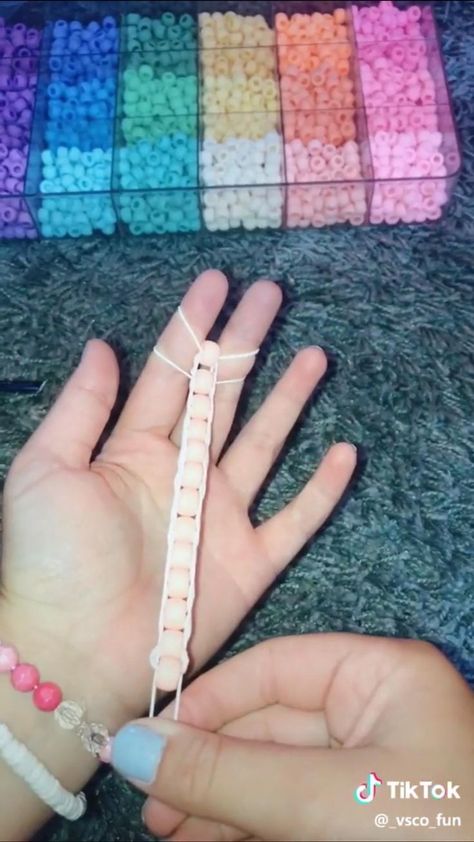 How To Make Bracelets Rubber Bands, Bracelets With Rubber Bands And Beads, How To Make A Bracelet Out Of Rubber Bands, Loom Bracelet Aesthetic, Rubber Bracelets Diy, Rubber Band Bracelet Aesthetic, Friendship Bracelets Rainbow Loom, Loom Bands With Beads, Rubber Band Friendship Bracelets