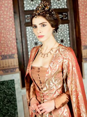 Nahed doran Sultan Pictures, Kaftan Wedding, Queen Dresses, Fine Photography, Beautiful Costumes, Turkish Beauty, Medieval Fashion, Caftan Dress, Turkish Actors