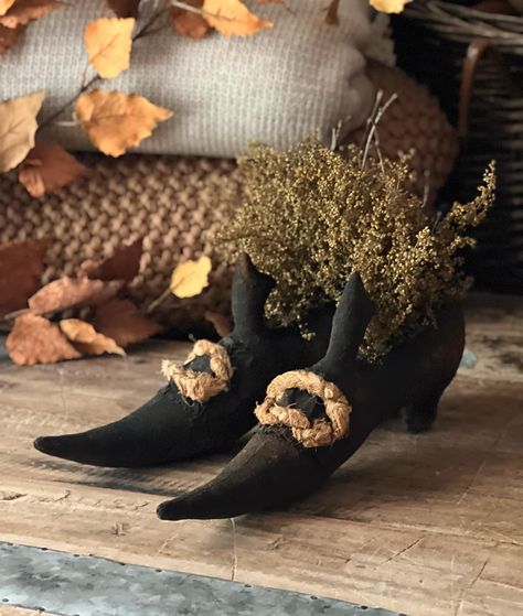 Primitive Witch Hat, Witchy Shoes, Primitive Witch, Sweet Annie, Witch Shoes, Witch Boots, Painted Fabric, Primitive Fall, Fall Halloween Crafts