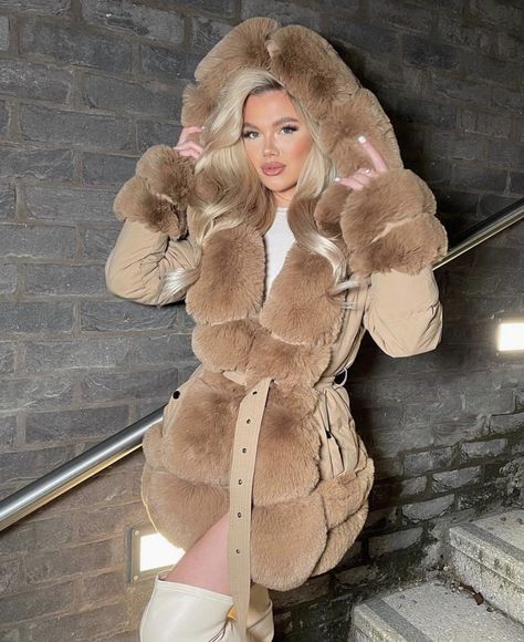 Womens Winter Coat, Girls Fur Coat, Celebrity Fashion Outfits, Girls Fur, Elegant Hats, Fur Parka, Womens Winter, Fur Hood, Fur Fashion