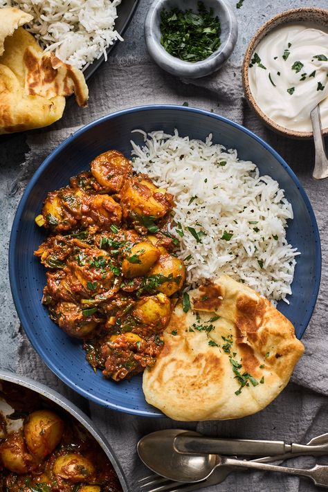 Instapot Vegetarian Recipes, Curry With Potatoes, Struggle Meals, Saag Aloo, Chicken Recipe Easy, 2023 Recipes, Aloo Recipes, Hispanic Kitchen, Potato Curry