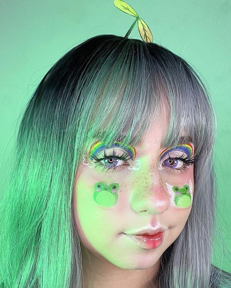 Makeup frog, makeup ideas, makeup cute Frog Makeup Halloween, Frog Inspired Makeup, Cute Frog Makeup, Frog Makeup Look, Frog Face Paint, Frog Makeup, Frog Wedding, Snake Birthday, Makeup Cute