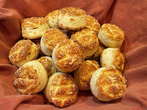 Hungarian Kolaches Recipe, Hungarian Pogaca Recipe, Hungarian Recipes Appetizers, Hungarian Breakfast, Hungarian Cookies Recipes, Hungarian Bread, Tiropita Recipe, Paprikash Hungarian, Hungarian Christmas