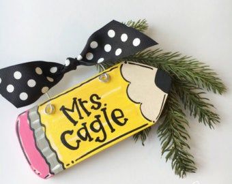 Class Ornaments, Pencil Ornament, Teacher Crafts, Teachers Appreciation Week Gifts, Teacher Craft, Painted Door, Teacher Ornaments, Crafty Christmas, Teachers Diy