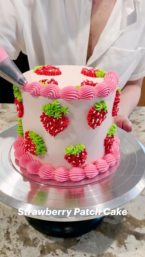 Strawberry Patch Cake, Fruit Cake Design, Strawberry Birthday Cake, Buttercream Cake Decorating, Design Cake, Cake Decorating Frosting, Strawberry Patch, Summer Cakes, Cake Decorating Videos