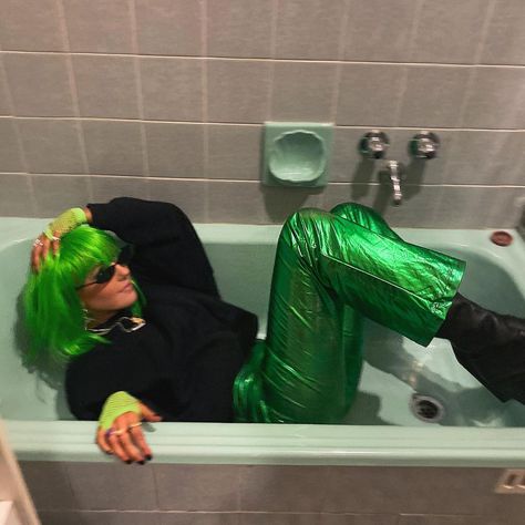 nothing to see here 🐸🐸🐸 Green Wig Halloween Costume, Green Wig Outfit, Wig Party Ideas, Wig Outfits Party, Wig Theme Party Ideas, Alien Theme Party Outfit, Green Wig Costume, Wig Party Outfit, Wig Bachelorette Party Ideas