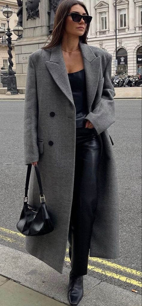 Zara Grey Coat Outfit, Gray Coat Outfit Women, Grey Winter Coat Outfit Classy, Zara Street Style 2023, Light Grey Coat Outfit Winter, Gray Overcoat Outfit Women, Outfits With Grey Coat, Outfit Manteau Gris, Gray Long Coat Outfit