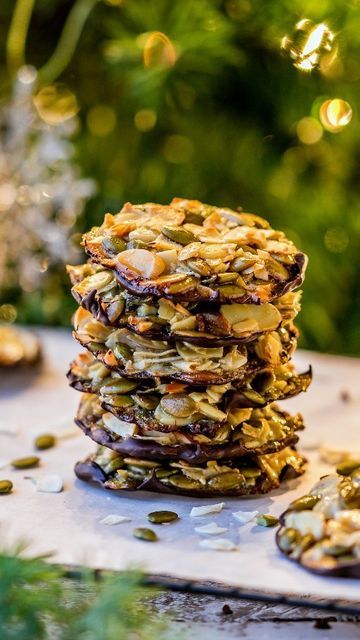 Mitra Shir / Healthy Recipes on Instagram: "Crunchy Almond Seed Chocolate Cookies - NO FLOUR, NO OIL, NO SUGAR 💯 If you're looking for an easy cookie recipe this holiday season that contains NO flour, oil, or refined sugar and is made with less than 8 simple wholesome ingredients in ONE BOWL, look no further! I've made it 3 times in the past week! It's that good. I used egg and honey in this video but there's a vegan option on the blog. You can also make it #nutfree if that's your thing. Here's what you'll need 👇🏼 SAVE the recipe and SHARE with a friend you'd like to try it with ✨ Link to the full recipe and instructions below + in my bio and stories (or DM me!). Enjoy ❤️ 1/2 cup raw sliced almonds 1/2 cup raw pumpkin seeds (or sunflower seeds) 1/2 cup unsweetened coconut flakes 1/4 cup Pumpkin Seeds Cookies, Nut And Seed Cookies, Almond Seed Chocolate Cookies, Hemp Seed Cookies, Crunchy Almond Seed Cookies, Nuts And Seeds Crackers, Sliced Almonds Recipes, Crunchy Almond Seed Chocolate Cookies, Pumpkin Seed Cookies